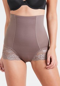 Shapewear alto in vita color taupe con un corpo testurizzato e dettagli in pizzo floreale alle aperture delle gambe, caratterizzato da una finitura liscia.
