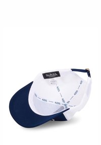 Gorra azul marino y blanca con visera curva, forro de tela de rejilla, correa ajustable y etiqueta interior con marca.