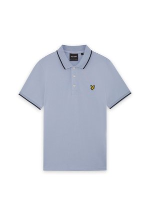 Világoskék rövid ujjú galléros póló fekete szegéllyel a galléron és az ujjakon, három gombbal, és sárga madár logóval a bal mellrészen.