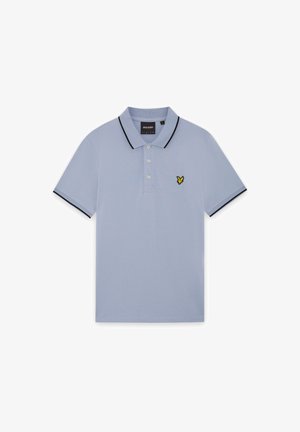 Világoskék rövid ujjú galléros póló fekete szegéllyel a galléron és az ujjakon, három gombbal, és sárga madár logóval a bal mellrészen.