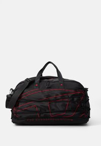 Sac de sport noir avec des coutures et un logo rouge. Doté de deux anses supérieures et d'une bandoulière réglable. Matériau en nylon texturé.