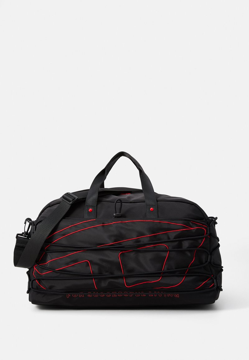 Sac de sport noir avec des coutures et un logo rouge. Doté de deux anses supérieures et d'une bandoulière réglable. Matériau en nylon texturé.