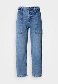 Jeans de mezclilla azul claro con un corte relajado, que cuentan con bolsillos tipo parche en la parte delantera, una cintura alta y piernas rectas. Textura desgastada en la parte superior.
