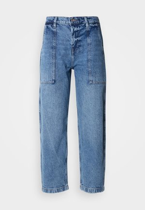 Jean en denim bleu clair avec une coupe décontractée, dotés de poches plaquées à l'avant, d'une taille haute et de jambes droites. Texture usée en haut.