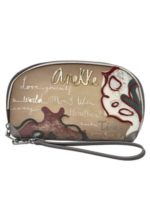 Pequeño bolso de mano beige con diseños florales abstractos, logotipo metálico "Anekke" y texto en cursiva que dice "Love yourself the world moves with every heartbeat each time your smile."