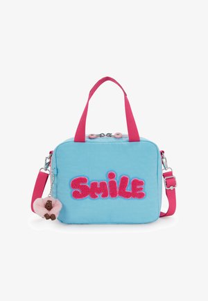 Lyseblå rektangulær håndtaske med pink håndtag, aftagelig skulderrem, teksten "Smile" i pink og en lille blød nøglering fastgjort.