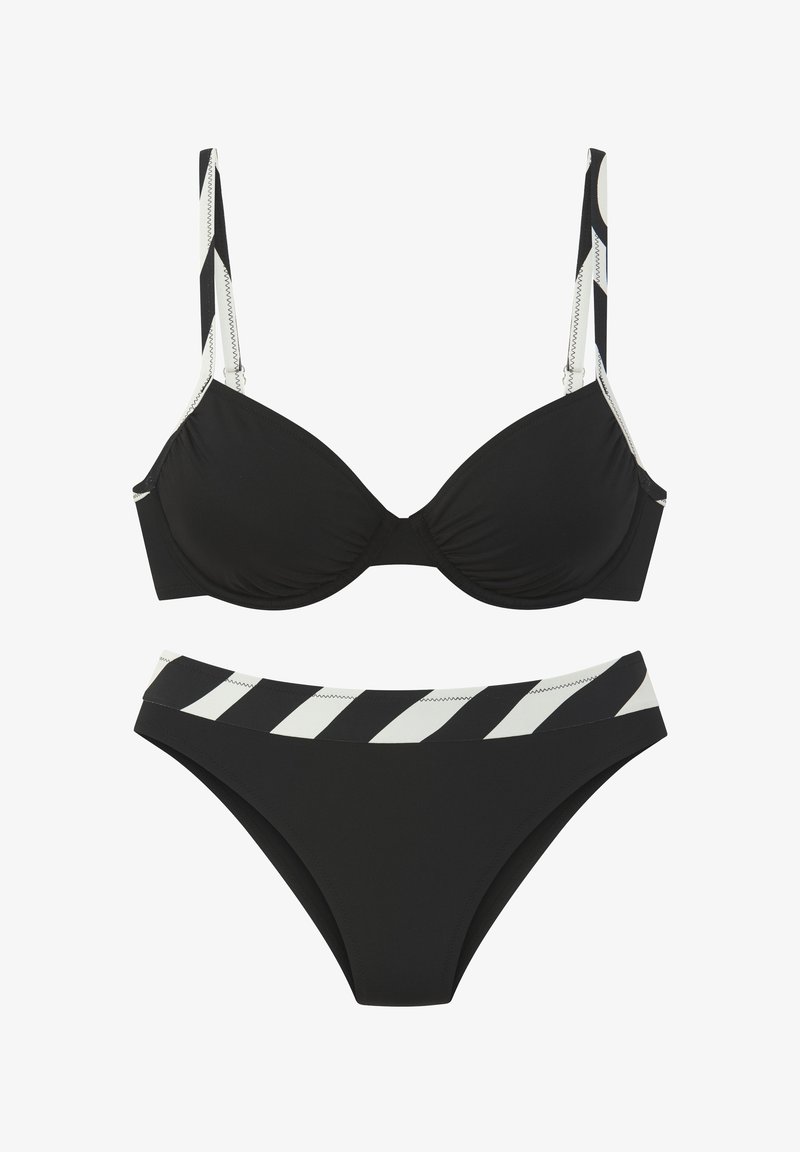 Melna bikini komplekts, kas ietver mīkstinātu topu ar regulējamiem siksniņām un kakla apakšdaļu, savienots ar kontrastējošām svītrām augstām biksēm.