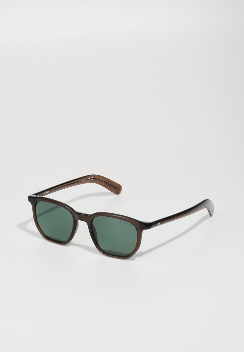 Ochelari de soare cu rame din plastic marron, lentile verzi, formă pătrată și accente texturate de culoare marron pe brațe. Design elegant și minimalist.
