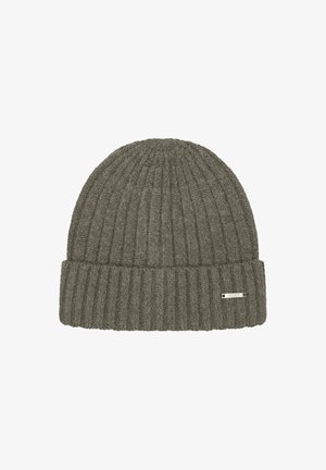 Beanie grigio lavorato a maglia con texture a costine, caratterizzato da un risvolto e un piccolo etichetta metallica sul lato.