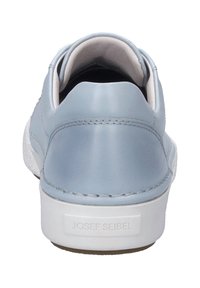 Jasnoniebieski skórzany sneaker o gładkim wykończeniu i białej teksturowanej gumowej podeszwie. Posiada przeszycie wzdłuż tyłu oraz logo na pięcie.