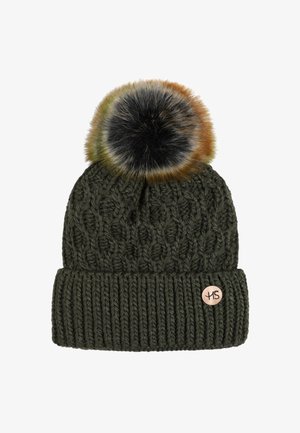Donkergroene gebreide beanie met een geribbelde zoom, voorzien van een gekleurde nep-bont pompon bovenop en een klein rond logo-label.