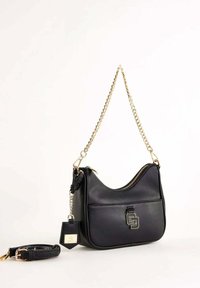 Borsa a tracolla in pelle nera con tracolla a catena dorata, tasca frontale, chiusura con zip e tracolla regolabile in pelle nera rimovibile.