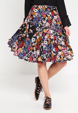 Liehuva kukkakuvioinen hame, jossa eloisat moniväriset kukat mustalla taustalla, kevyt materiaali ja sileä pinta.