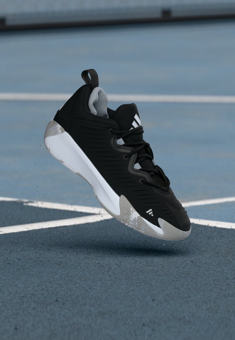 Melna sporta apavu ar teksturētu augšdaļu, pelēkām detaļām, baltu vidējo zolīti un caurspīdīgu ārpusi. Pastiprināta priekšpuses konstrukcija.