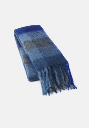 Gefalteter blauer und grauer Wollschal mit weicher Textur und fransigen Enden auf weißem Hintergrund.