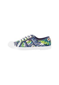 Sneaker con motivo floreale in blu navy e bianco, caratterizzata da una tomaia in tela, punta rotonda, suola in gomma bianca e lacci bianchi.