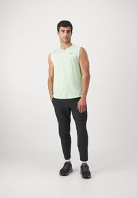 Nike Performance SOLAR CHASE TRAIL - Μπλούζα - vapor green/neutral olive/black