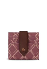 Ljubičasti teksturirani držač za kartice s geometrijskim uzorkom, kožnom trakicom i zlatnim detaljima. Ima više utora za kartice i kompaktan oblik.