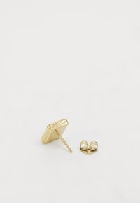 Boucle d'oreille en or avec un design géométrique et rectangulaire. Elle possède une tige fine et un fermoir circulaire. Surface lisse et brillante sans motifs.