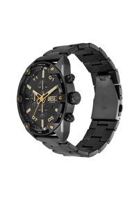 Montre en acier inoxydable noir avec un cadran noir audacieux, des accents dorés, une fonction chronographe et un bracelet à maillons texturé.