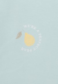 Lichtblauwe katoenen stof met een afbeelding van een gele peer met een bruine blad en de tekst "WE ZIJN EEN PERFECTE PEER" in witte cirkelvormige letters.