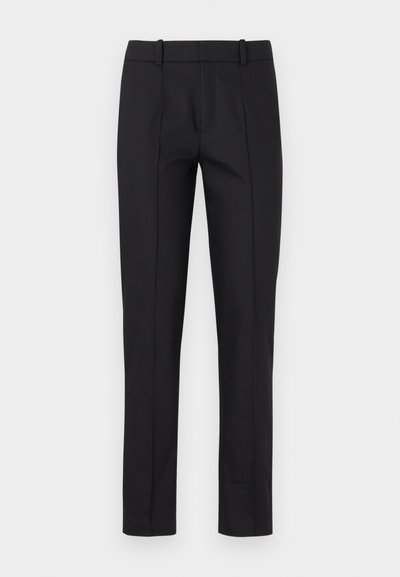 Pantalons noirs ajustés avec une coupe slim, devant plat et deux poches arrière. Fabriqués en tissu lisse avec un subtil détail de couture le long des coutures.