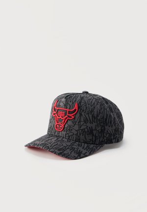 Schwarze Kappe mit dunklem Graffiti-Stil-Print und rotem Chicago Bulls Logo auf der Vorderseite, gebogener Schirm mit roter Unterseite.