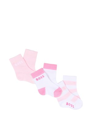 Drie paar babysokjes in tinten roze en wit, elk met de tekst "BOSS" op de boord of teen.