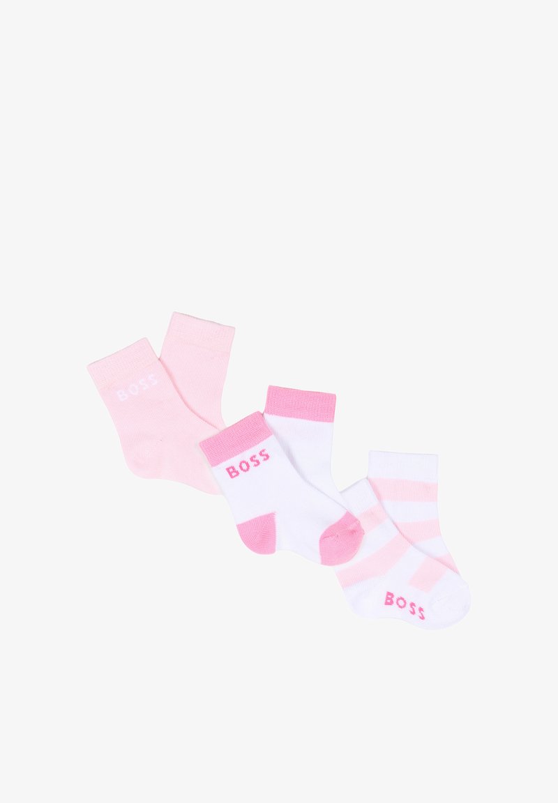 Trois paires de chaussettes pour bébé en nuances de rose et blanc, chacune avec le texte "BOSS" sur le revers ou la pointe.