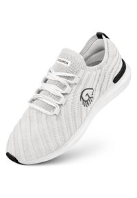 Weiße gestrickte Sneaker mit strukturiertem Muster, schwarzen Akzenten an der Ferse und dem Logo sowie elastischen Schnürsenkeln. Flexible Sohle mit leichtem Design.