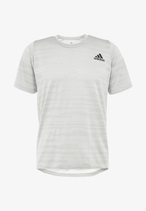 T-shirt de sport gris clair à manches courtes avec un motif à rayures subtil, col rond et logo Adidas noir sur la poitrine gauche.