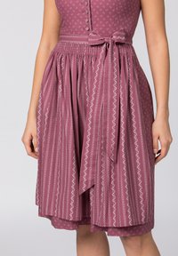 Lila Kleid mit tailliertem Oberteil, Knopfleiste und gerafftem Bund. Es hat ein gestreiftes Muster mit floralen Akzenten und einem passenden Taillengürtel.
