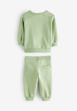 Ljusgrön ribbad bomullsloungewear-set som består av en sweatshirt med rund hals och raglanärmar samt matchande joggers med elastiska muddar och en bakficka.