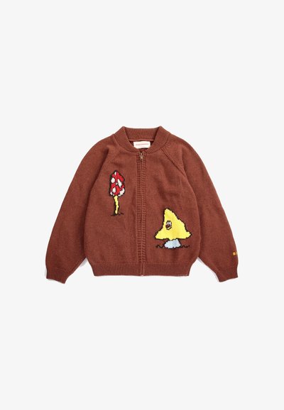 Pull tricoté marron à fermeture éclair avec des motifs de champignons rouges et jaunes sur le devant et des poignets et un col côtelés.