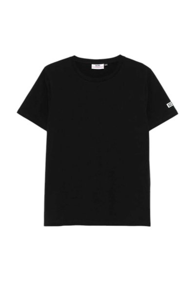 T-shirt nera a maniche corte con scollo rotondo, piccolo logo bianco sulla manica sinistra e etichetta all'interno del colletto su sfondo bianco uniforme.