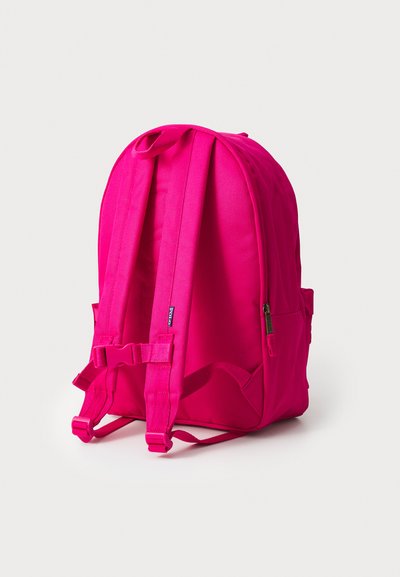 Ružový batoh s nastaviteľnými popruhmi, bočnou vreckom na zips a tkaninovým očkom na vrchu na nosenie. Hladký povrch s zosilnenými švami.