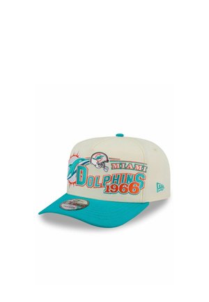 Baseballkappe mit türkisfarbiger Krempe und weißer Krone, mit Miami Dolphins-Logo, Helm-Grafik und dem Text "Miami Dolphins 1966" in Türkis und Orange.