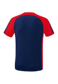 Maglietta atletica rossa e blu navy con scollatura arrotondata e maniche corte. Presenta spalle rosse a contrasto e dettagli a fantasia sulle maniche.