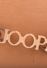 JOOP! VIVACE CLOE  - Taška s příčným popruhem - brown sugar
