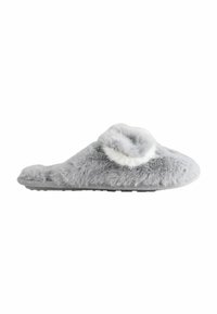 Grå pelsepper med en rund tå, blød fluffy overdel og en hvid detalje foran. Flad sål designet til indendørs brug.