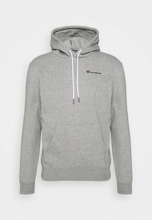 Světlounce šedá mikina Champion s přední kapsou klokankou, bílými šňůrkami a malým černým logem na hrudi na bílém pozadí.