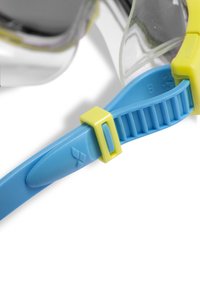 Gli occhialini da nuoto presentano lenti trasparenti, una fascia regolabile blu con scanalature e una fibbia gialla per una vestibilità sicura.