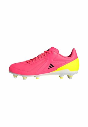 Chaussure de football rose vif et jaune avec logo Adidas noir, semelle blanche et crampons moulés pour une bonne adhérence sur le terrain.
