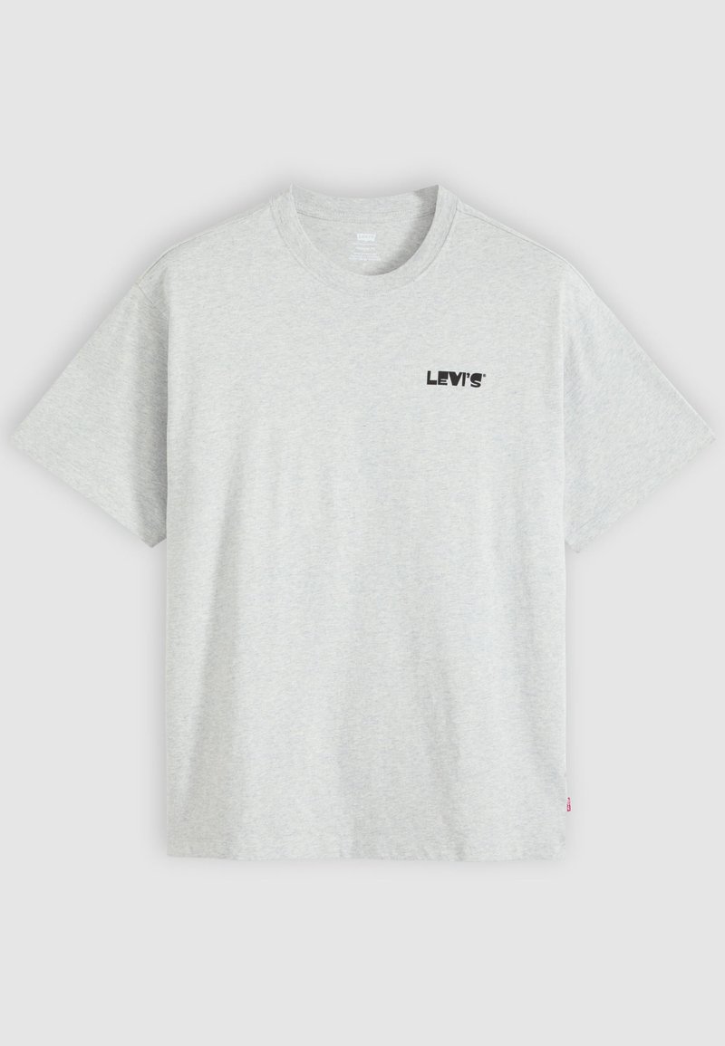 Hellgraues T-Shirt mit kurzen Ärmeln und Rundhalsausschnitt, mit kleinem schwarzem Levi's-Logo auf der linken Brustseite und einem roten Etikett am Seitenrand.