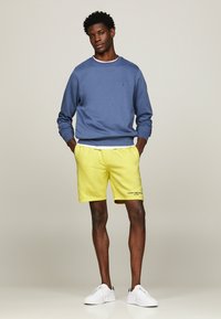 Tommy Hilfiger SMALL LOGO - Pantalones deportivos - yellow tulip