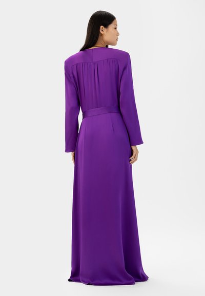 Lange paarse jurk van gladde stof, met lange mouwen, een belted taille en geplooide details op de rug. Elegante en vloeiende uitstraling.