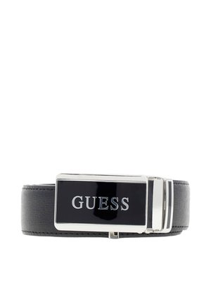 Schwarzer Ledergürtel mit glänzender silberner rechteckiger Schnalle mit dem Wort „GUESS“ in Großbuchstaben auf schwarzem Hintergrund.