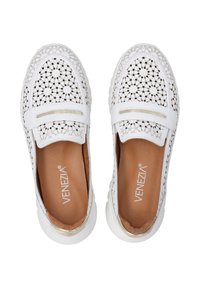 Bílé perforované kožené slip-on boty s kulatou špičkou, polstrovanou stélkou a gumovou podrážkou. Vyznačují se malým akcentem na patě.
