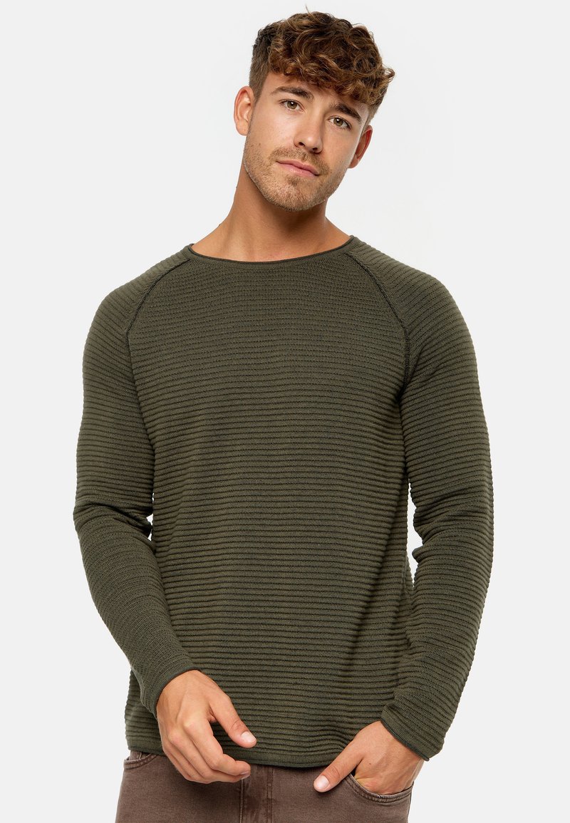 Olivgrünes geripptes Langarmshirt mit Rundhalsausschnitt und strukturiertem Stoff, mit kontrastierenden Nähten und regulärer Passform.
