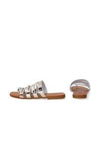 Metallic sølv slide-sandaler har flere stropper, en glat brun fodseng og en flad sål. Åben tå-designen øger åndbarheden.